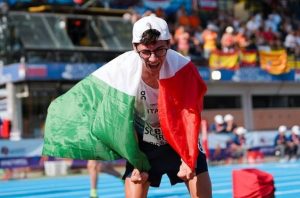 Davide Sorressa avvolto nel tricolore dopo l'argento agli Europei Under 18 di Rieti