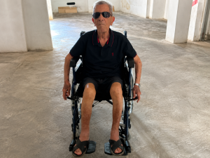 Antonio Greco, 99 anni, riceve la carrozzina donata a Castrignano dei Greci