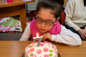 Giulia, la bambina di Andria malata di SMA, sorridente nel giorno del suo compleanno