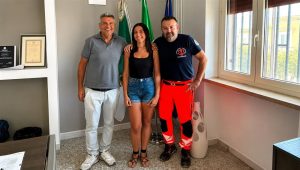 Il sindaco di Stornara Roberto Nigro con Anastasia Tripputo, che ha salvato il bimbo con la manovra di Heimlich
