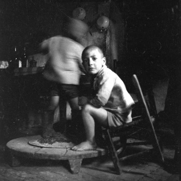 Braciere in una cucina contadina della Calabria, anni Cinquanta, in una foto di Ernesto Treccani