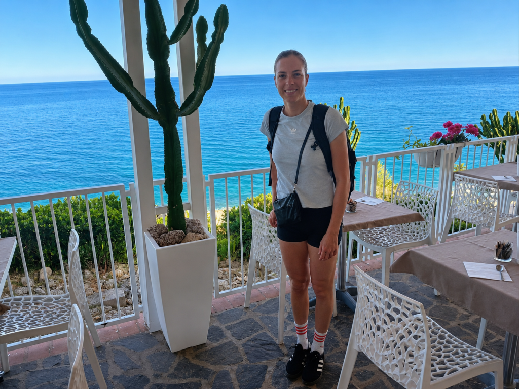 Carolina Kostner pattina sul lungomare di Tropea al tramonto