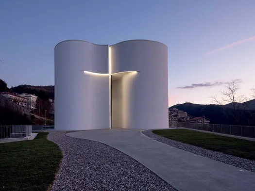 La chiesa di Santa Maria Goretti a Mormanno, in cemento bianco, progettata da Mario Cucinella