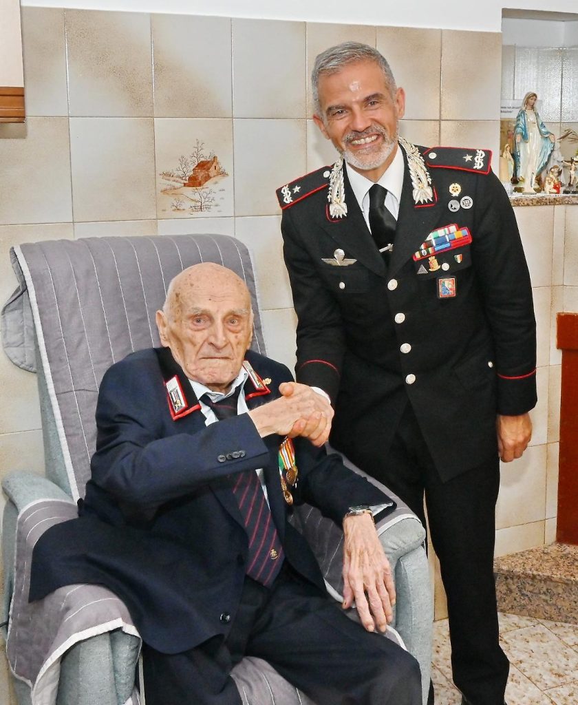 Giovanni Ciccone, 100 anni, col generale Trombetti