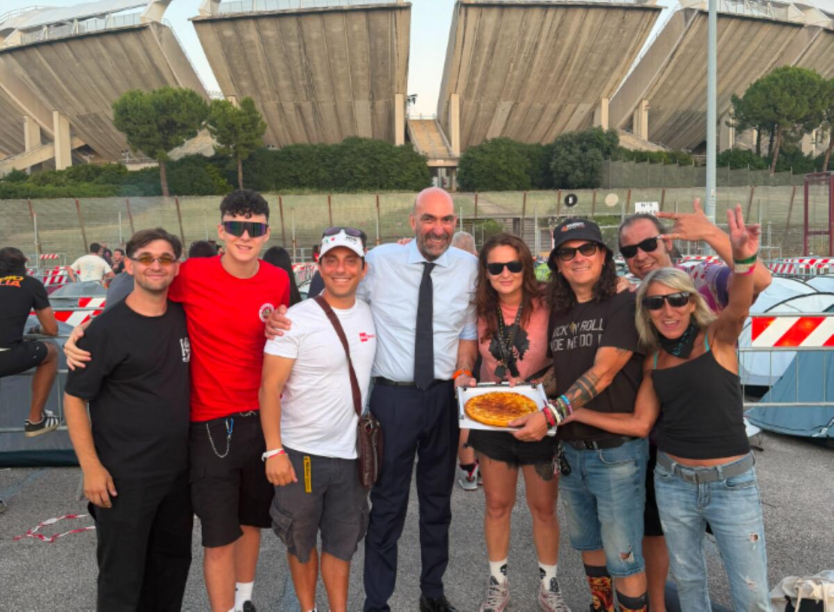 Il sindaco di Bari Vito Leccese e il calzone di cipolla offerto ai fan di Vasco