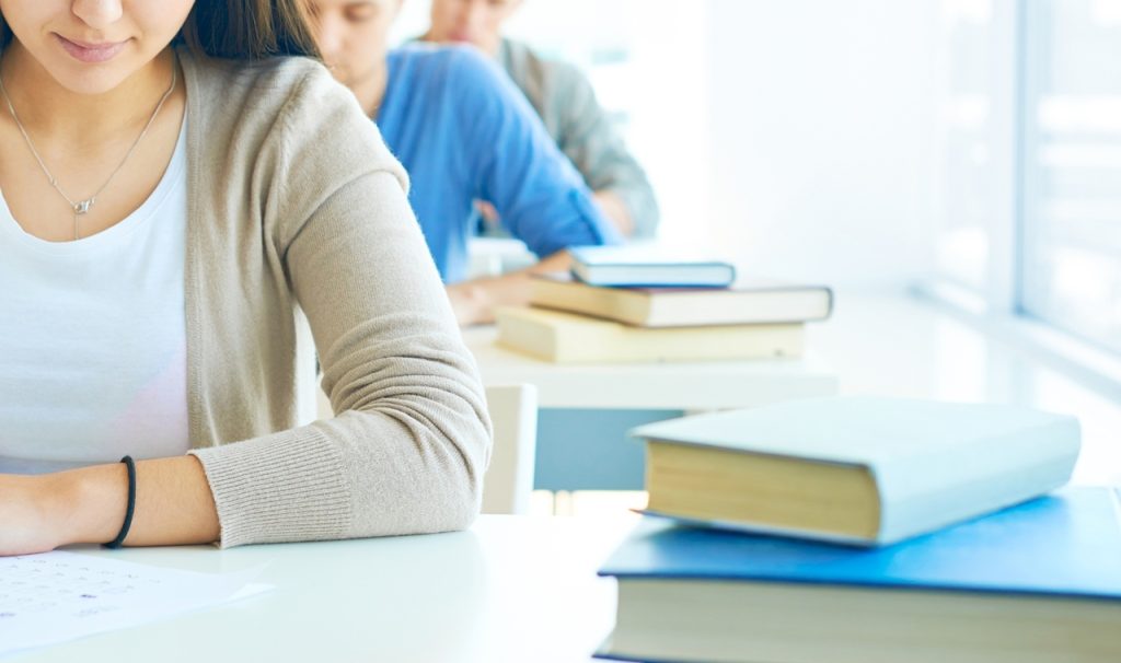Maturità 2026 in Calabria, studenti davanti alla scuola