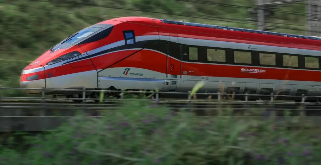 Treni Trenitalia per la Calabria, estate 2026: piu corse verso il mare