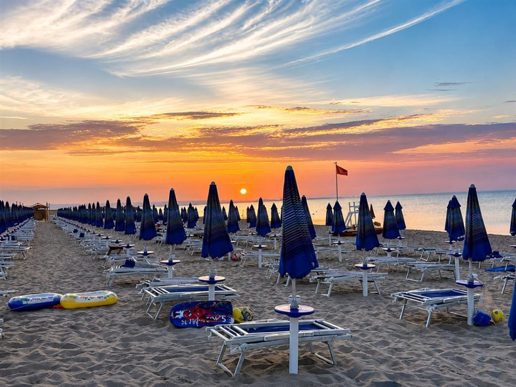 Lidi economici in Puglia, ombrelloni e lettini sulla spiaggia