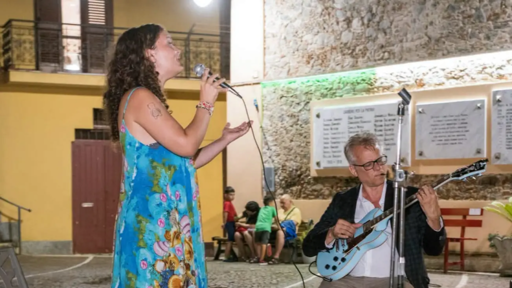 Michael Allemana e la figlia Gabriela in concerto nella piazza di Pizzoni