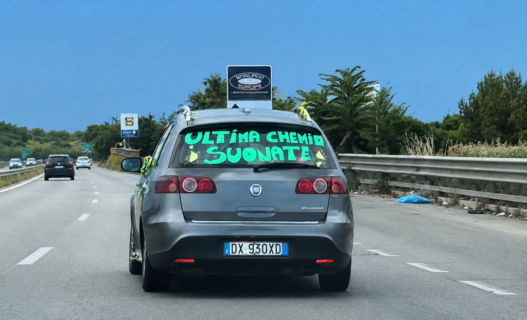 Auto con la scritta "Ultima chemio, suonate!" sul lunotto sulla statale a Barletta