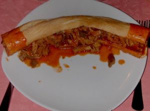 Morzello di Catanzaro servito dentro la pitta, con il sugo rosso nel piatto