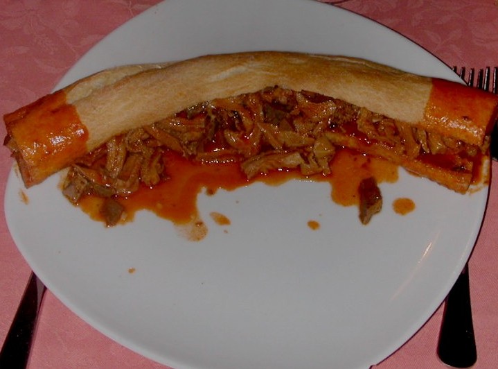 Morzello di Catanzaro servito dentro la pitta, con il sugo rosso nel piatto