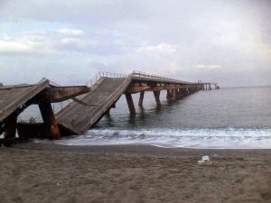 Il pontile ex Sir di Lamezia Terme nel golfo di Sant'Eufemia